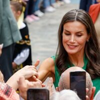 La Reina Letizia saludando en Pinofranqueado en las Hurdes