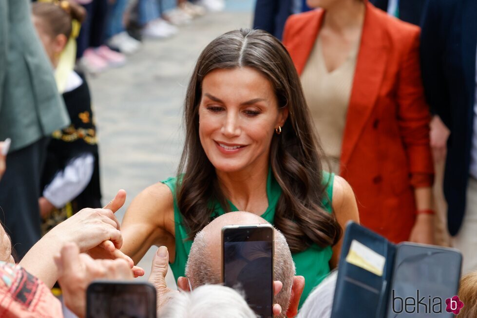 La Reina Letizia saludando en Pinofranqueado en las Hurdes