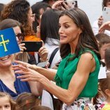 La Reina Letizia ante un banderín de Asturias en Las Hurdes