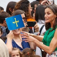 La Reina Letizia ante un banderín de Asturias en Las Hurdes