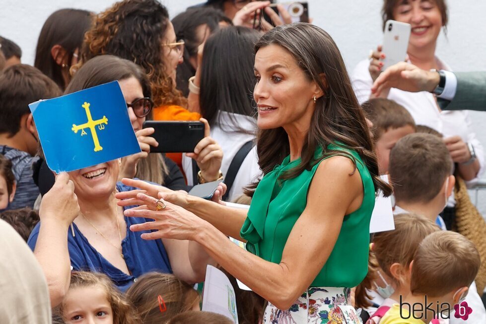 La Reina Letizia ante un banderín de Asturias en Las Hurdes