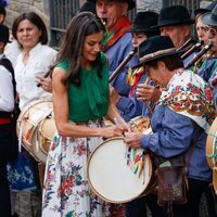 La Reina Letizia firma un tambor en Las Hurdes