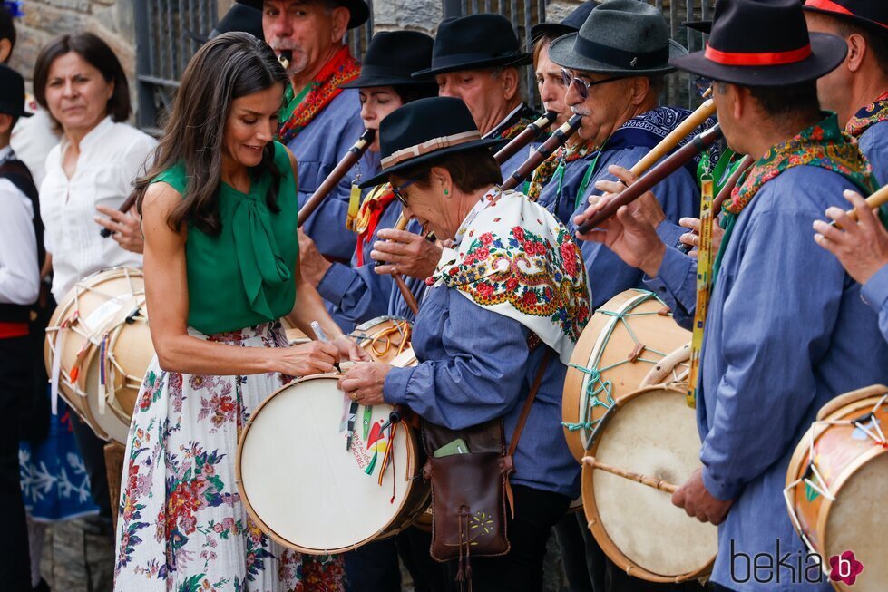 La Reina Letizia firma un tambor en Las Hurdes