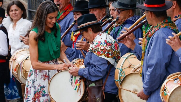 La Reina Letizia firma un tambor en Las Hurdes