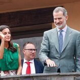 Los Reyes Felipe y Letizia saludando en el balcón del Ayuntamiento de Pinofranqueado en Las Hurdes