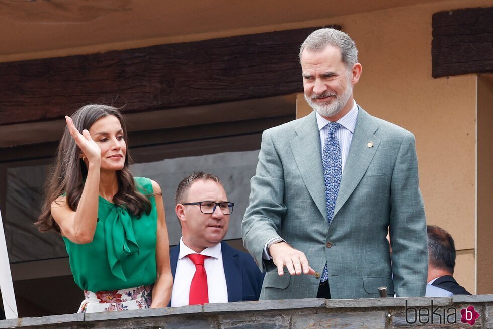 Los Reyes Felipe y Letizia saludando en el balcón del Ayuntamiento de Pinofranqueado en Las Hurdes