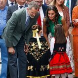 Los Reyes Felipe y Letizia con unas niñas en Las Hurdes