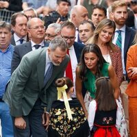 Los Reyes Felipe y Letizia con unas niñas en Las Hurdes