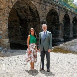 Los Reyes Felipe y Letizia junto al río en Pinofranqueado en Las Hurdes