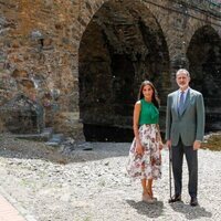 Los Reyes Felipe y Letizia junto al río en Pinofranqueado en Las Hurdes