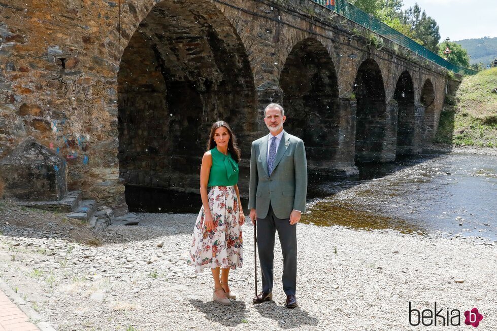 Los Reyes Felipe y Letizia junto al río en Pinofranqueado en Las Hurdes