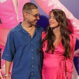 Fabio y Violeta se miran con cariño en la presentación de 'La Niña', documental de Lola Índigo