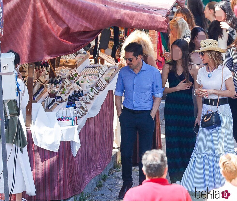 Emma García con su marido y su hija en un mercadillo de Ibiza