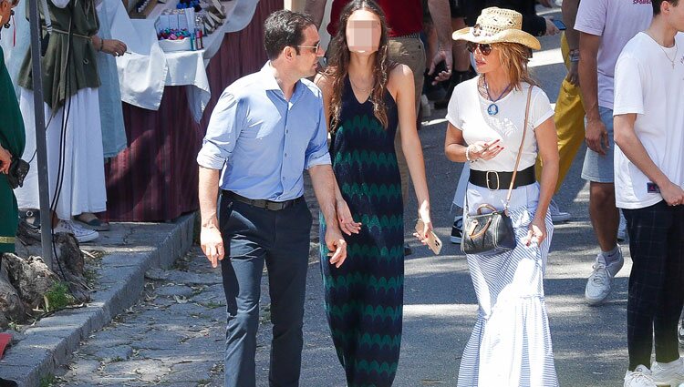 Emma García y Aitor Senar con su hija Uxue en un mercadillo de Ibiza