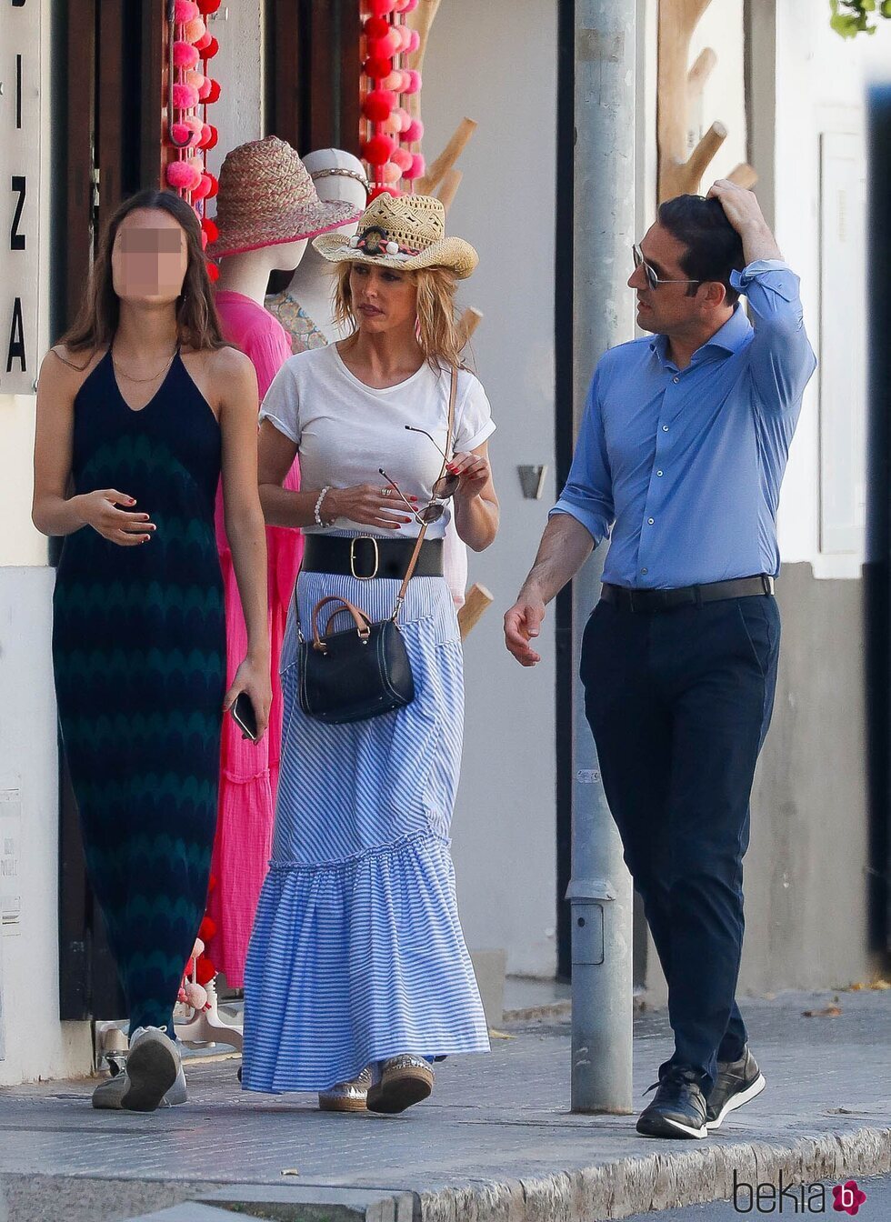 Emma García y Aitor Senar con su hija Uxue paseando por Ibiza