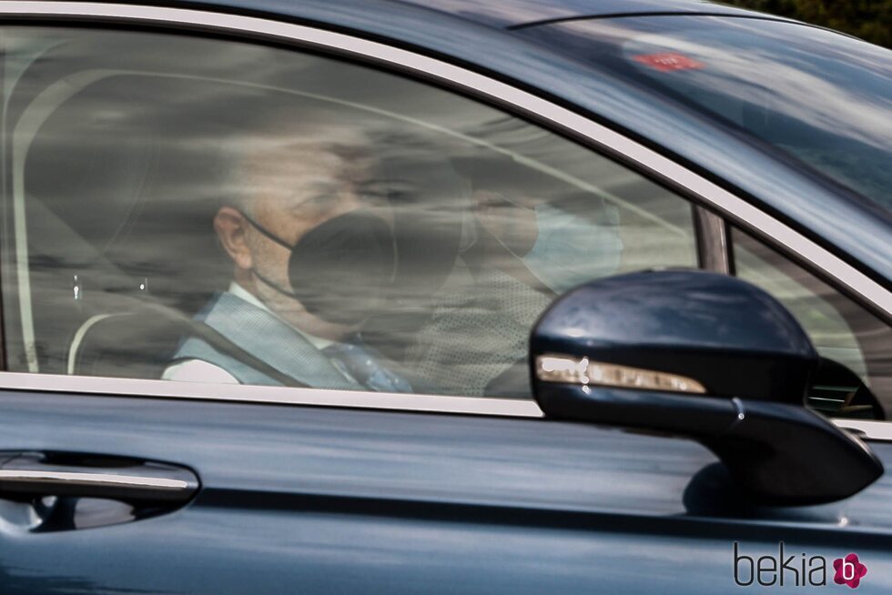 José Carlos Bernal a su llegada a la boda de José María Almoguera y Paola