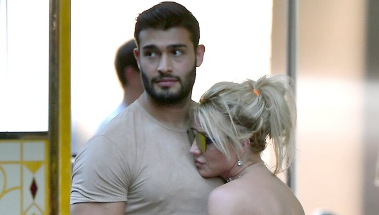 Britney Spears y Sam Asghari, muy cariñosos