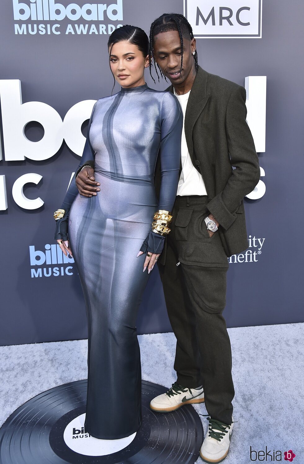 Kylie Jenner y Travis Scott posando en los Billboard Music Awards 2022