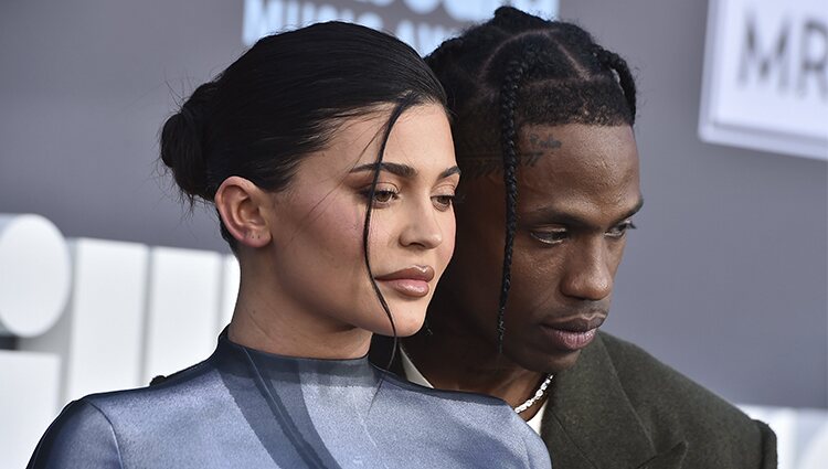 Kylie Jenner y Travis Scott en la alfombra roja de los Billboard Music Awards 2022