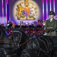 Lady Louise Mountbatten-Windsor llevando un carruaje en 'A Gallop Through History' en The Royal Windsor Horse Show