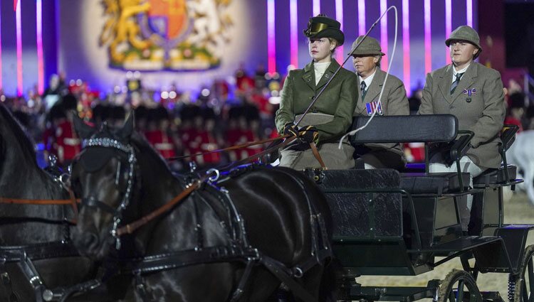 Lady Louise Mountbatten-Windsor llevando un carruaje en 'A Gallop Through History' en The Royal Windsor Horse Show