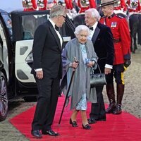 La Reina Isabel con bastón a su llegada a 'A Gallop Through History' en The Royal Windsor Horse Show