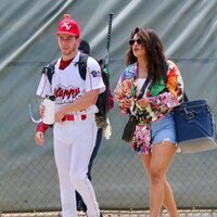 Nick Jonas y Priyanka Chopra en una jornada de beisbol