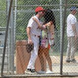 Nick Jonas y Priyanka Chopra se besan en una jornada de beisbol