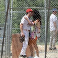 Nick Jonas y Priyanka Chopra se besan en una jornada de beisbol