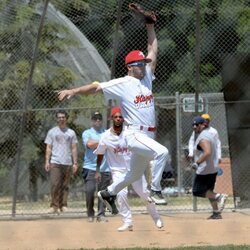 Nick Jonas jugando al beisbol ante la atenta mirada de Joe Jonas