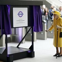 La Reina Isabel II y su hijo Eduardo de Inglaterra inaugurando una línea de metro por sorpresa