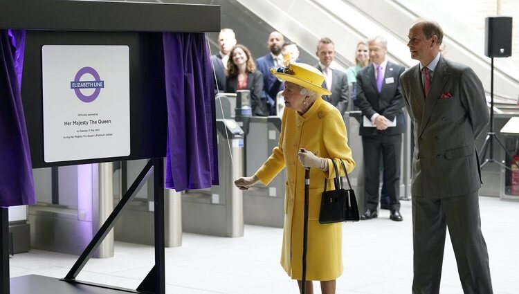 La Reina Isabel II y su hijo Eduardo de Inglaterra inaugurando una línea de metro por sorpresa