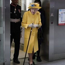 La Reina Isabel II saliendo de un ascensor en el metro de Londres