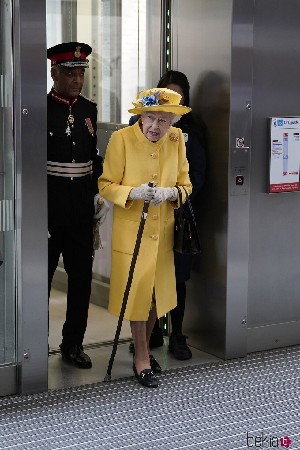 La Reina Isabel II saliendo de un ascensor en el metro de Londres