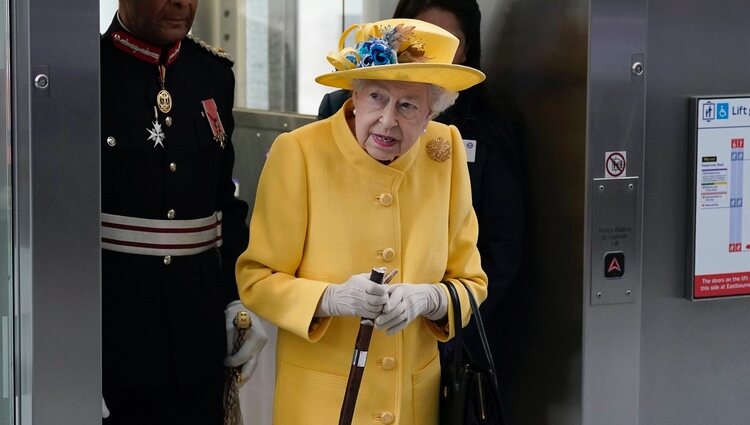 La Reina Isabel II saliendo de un ascensor en el metro de Londres