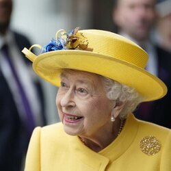 La Reina Isabel II, sonriente en la inauguración de una línea de metro