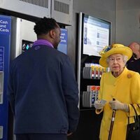 La Reina Isabel II, con la tarjeta del metro mirando a su hijo Eduardo de Inglaterra