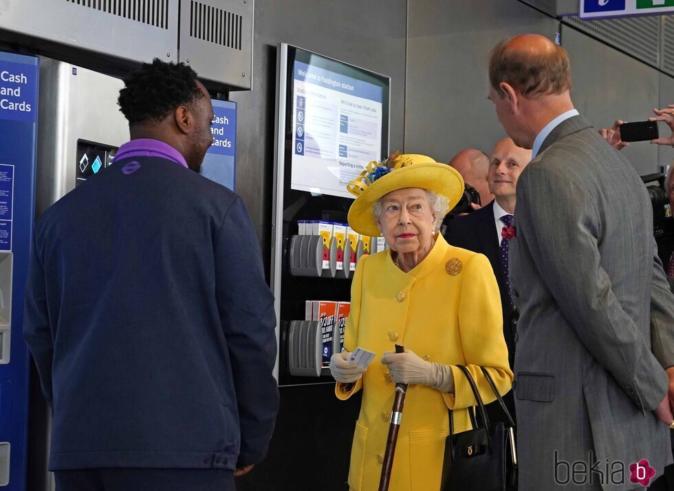 La Reina Isabel II, con la tarjeta del metro mirando a su hijo Eduardo de Inglaterra