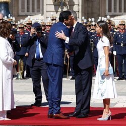 El Rey Felipe saluda al Emir de Catar en presencia de la Reina Letizia y la Jequesa de Catar en la ceremonia de bienvenida por su Visita de Estado