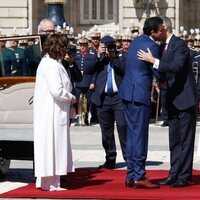 El Rey Felipe saluda al Emir de Catar en presencia de la Reina Letizia y la Jequesa de Catar en la ceremonia de bienvenida por su Visita de Estado