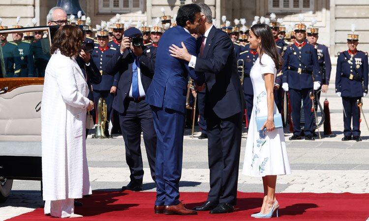 El Rey Felipe saluda al Emir de Catar en presencia de la Reina Letizia y la Jequesa de Catar en la ceremonia de bienvenida por su Visita de Estado