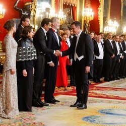 Pedro Sánchez saluda el Emir de Catar en presencia de los Reyes Felipe y Letizia en la cena de gala al Emir y la Jequesa de Catar