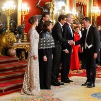 Pedro Sánchez saluda el Emir de Catar en presencia de los Reyes Felipe y Letizia en la cena de gala al Emir y la Jequesa de Catar