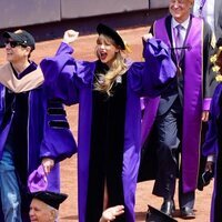 Taylor Swift recibiendo su título de Doctora Honoris Causa por la NYC