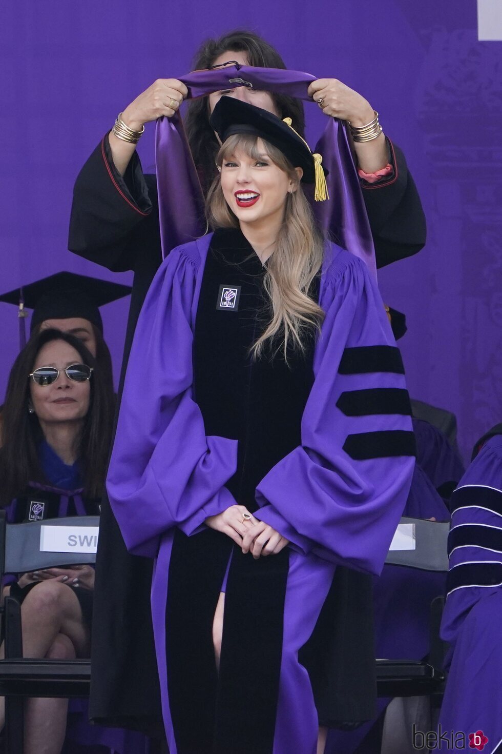 Taylor Swift, mientras le ponen la toga al ser nombrada Doctora Honoris Causa