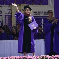 Taylor Swift, feliz tras graduarse como Doctora Honoris Causa en la NYC