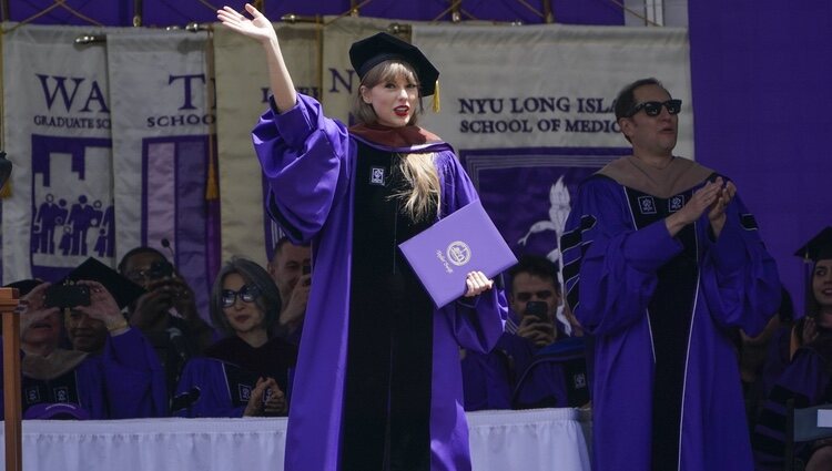 Taylor Swift, feliz tras graduarse como Doctora Honoris Causa en la NYC