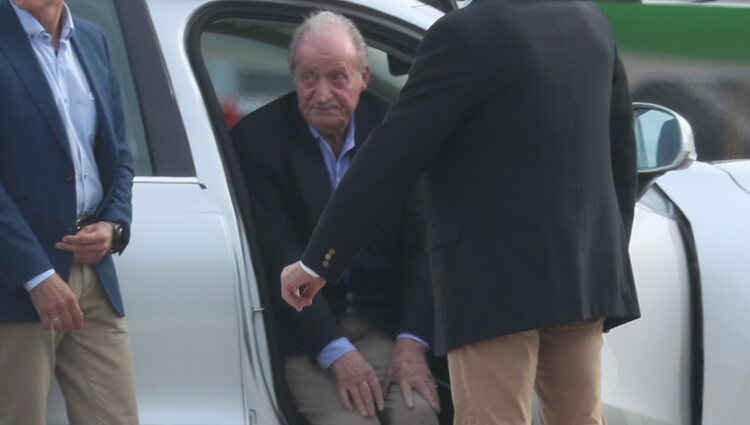 El Rey Juan Carlos a su llegada a Vigo en su primera visita desde que reside en Abu Dhabi