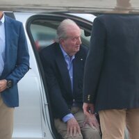 El Rey Juan Carlos en el aeropuerto de Vigo a su llegada a España desde Abu Dabi