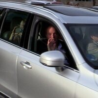 El Rey Juan Carlos saludando desde el coche junto a Pedro Campos a su llegada a Sanxenxo en su regreso a España